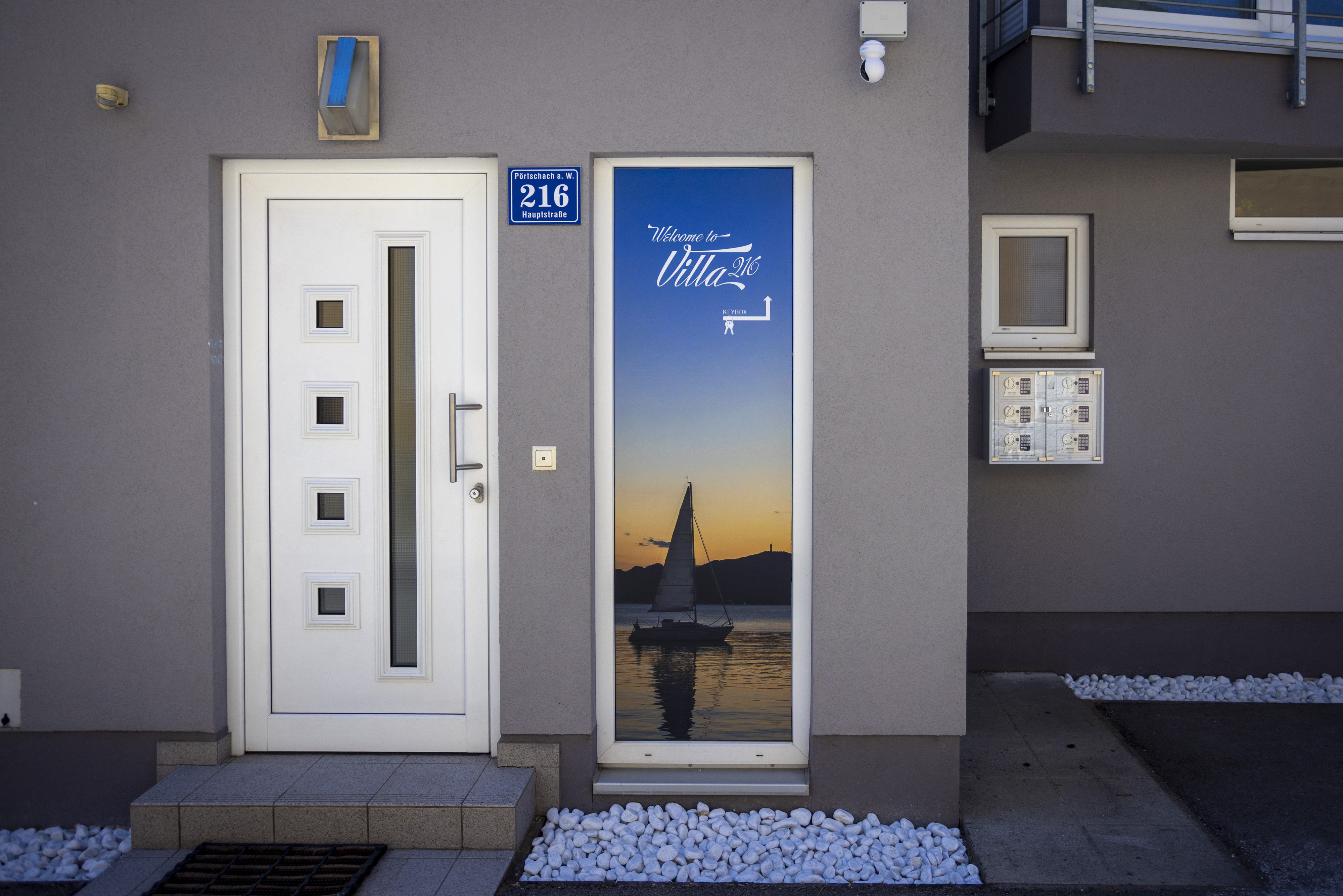 Eingang der Villa 216 mit blauem Hausnummernschild