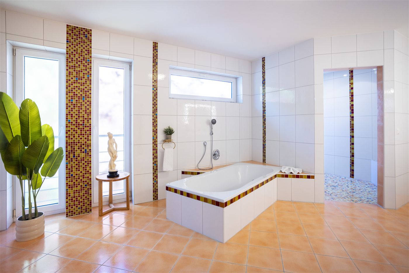 Großzügiges Badezimmer mit Badewanne