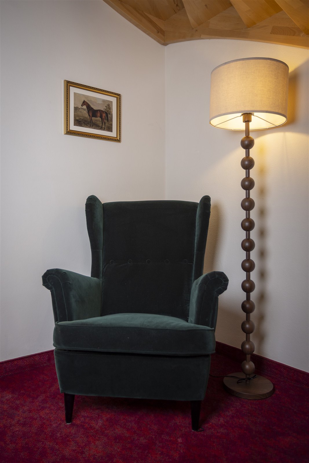 Gemütlicher Lese- und Massagesessel mit Stehlampe